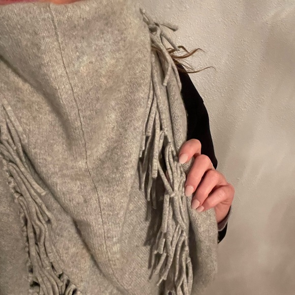 Kit and Ace Burbank Shawl - Picture 3 of 4